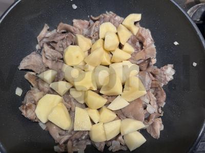 Grybai, troškinti su bulvėmis grietinėje Žingsnis 3