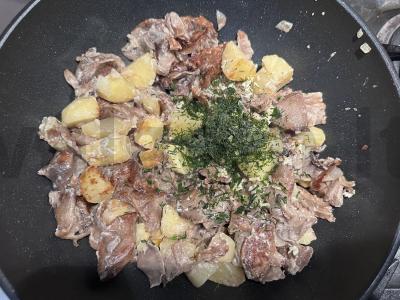 Grybai, troškinti su bulvėmis grietinėje Žingsnis 5