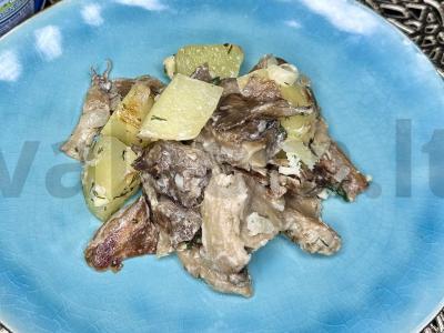 Grybai, troškinti su bulvėmis grietinėje pagrindine nuotrauka