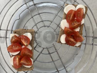 Karštas sumuštinis su pomidorais ir mocarela Žingsnis 2