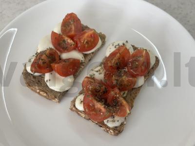 Karštas sumuštinis su pomidorais ir mocarela pagrindine nuotrauka