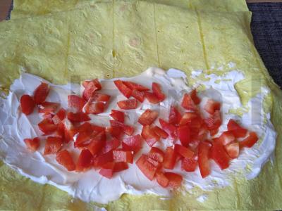 Sūrio lavašo ritinys su kreminiu sūriu ir daržovėmis Žingsnis 3