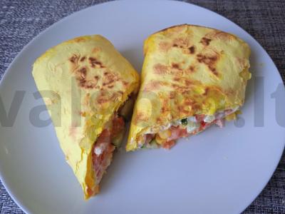 Sūrio lavašo ritinys su kreminiu sūriu ir daržovėmis pagrindine nuotrauka