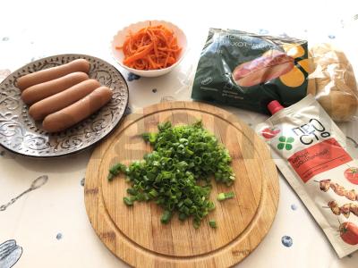 Namų dešrainiai su morkomis ir žaliuosius svogūnais Žingsnis 1