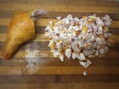 Salotas su rūkytomis vištienos krūtinėlėmis, korėjietiška morkomis ir pupelėmis Žingsnis 1