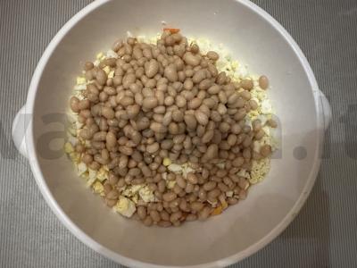 Salotas su rūkytomis vištienos krūtinėlėmis, korėjietiška morkomis ir pupelėmis Žingsnis 4