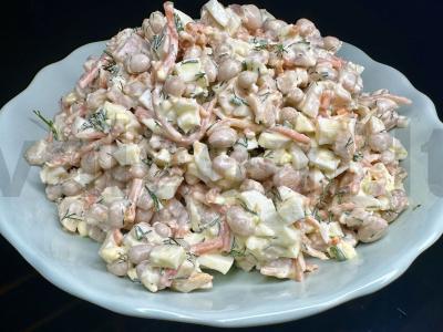 Salotas su rūkytomis vištienos krūtinėlėmis, korėjietiška morkomis ir pupelėmis pagrindine nuotrauka