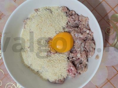 Kotletai pomidorų-grietinės padaže orkaitėje Žingsnis 1