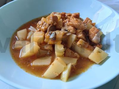 Kepama kiauliena su pievagrybiais puoduose pagrindine nuotrauka