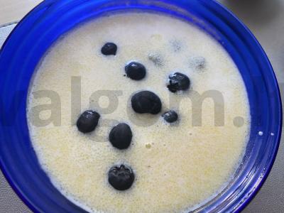 Kukurūzų košė su mėlynėmis grietinėlėje pagrindine nuotrauka