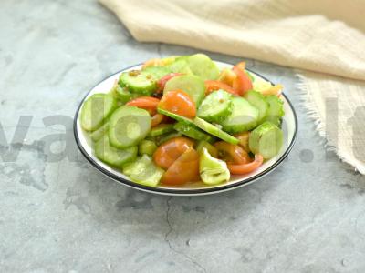 Daržovių salotas su medaus-garstyčių padažu pagrindine nuotrauka