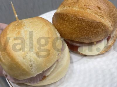 Užkandžių mini burgeriai su virta dešra pagrindine nuotrauka