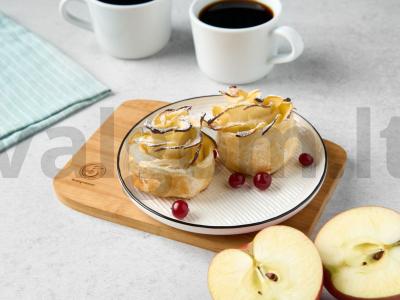 Sluoksniuotos rožės su obuoliais pagrindine nuotrauka