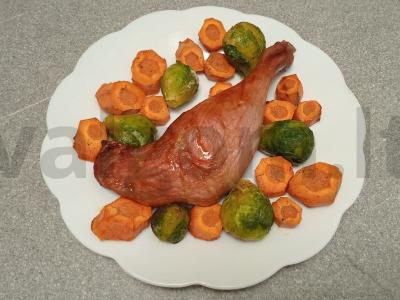 Anties šlaunelė citrininėje marinate, kepta su daržovėmis pagrindine nuotrauka