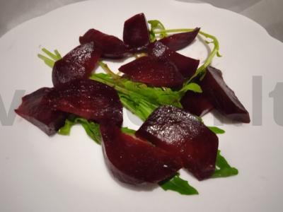 Burokėlių, rukolos, alyvuogių ir dorblu sūrio salotas su grūdėtos garstyčių padažu ir itališkais prieskoniais Žingsnis 2