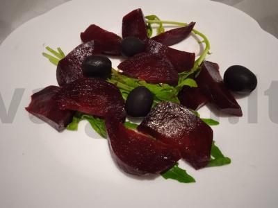 Burokėlių, rukolos, alyvuogių ir dorblu sūrio salotas su grūdėtos garstyčių padažu ir itališkais prieskoniais Žingsnis 3