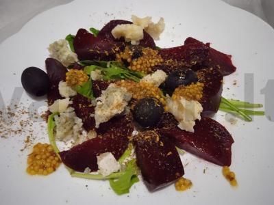 Burokėlių, rukolos, alyvuogių ir dorblu sūrio salotas su grūdėtos garstyčių padažu ir itališkais prieskoniais pagrindine nuotrauka