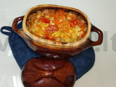 Vegetariška perlų košė su daržovėmis puoduose pagrindine nuotrauka