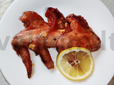 Auksiniai vištienos sparneliai citrinos-medaus padaže pagrindine nuotrauka