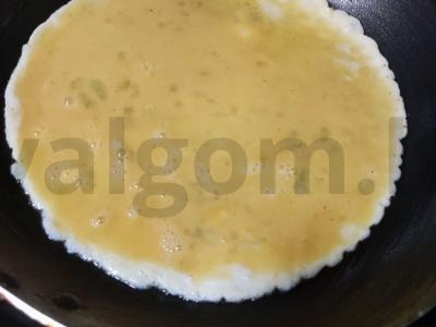 Omletas su pomidorais grietinėlėje Žingsnis 2