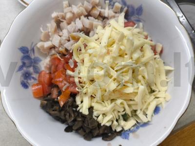 Salotas su pievagrybiais, sūriu ir vištiena Žingsnis 4