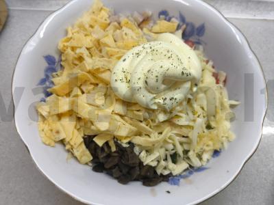 Salotas su pievagrybiais, sūriu ir vištiena Žingsnis 6