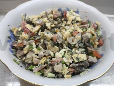 Salotas su pievagrybiais, sūriu ir vištiena pagrindine nuotrauka