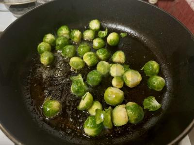 Troškinta Briuselio kopūstai grietinėje Žingsnis 3