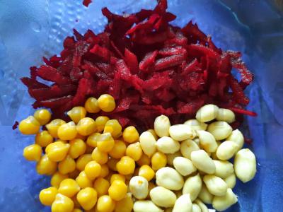 Salotos su avinžirniais, burokėliais ir žemės riešutais Žingsnis 1