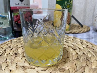 Be alkoholinis aviečių-ananasų kokteilis Žingsnis 2