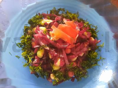 Salotos su avinžirniais, burokėliais ir žemės riešutais pagrindine nuotrauka