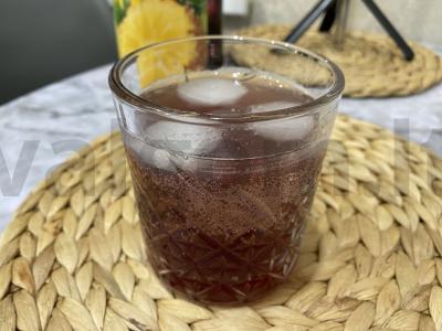 Be alkoholinis aviečių-ananasų kokteilis pagrindine nuotrauka