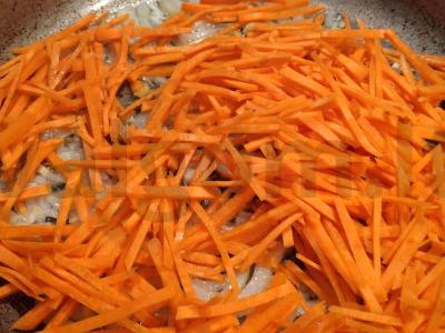 Lobio iš konservuotų pupelių ir graikinių riešutų Žingsnis 1