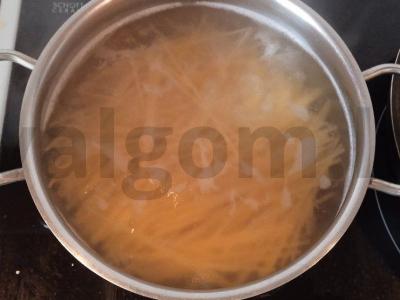 Spagečiai su lašiša ir špinatais grietinėlės padaže Žingsnis 1