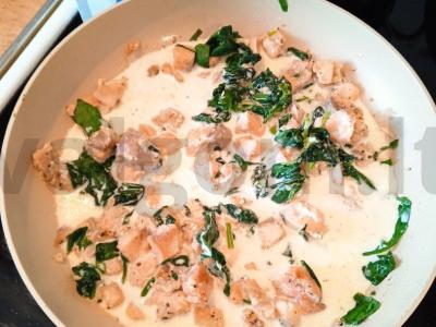 Spagečiai su lašiša ir špinatais grietinėlės padaže Žingsnis 4