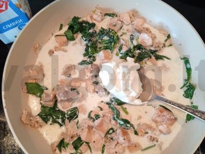 Spagečiai su lašiša ir špinatais grietinėlės padaže Žingsnis 5