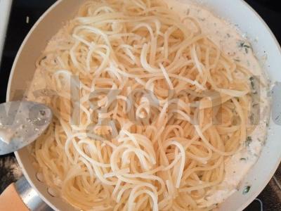 Spagečiai su lašiša ir špinatais grietinėlės padaže Žingsnis 6