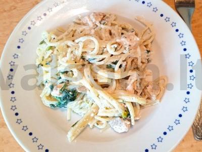 Spagečiai su lašiša ir špinatais grietinėlės padaže pagrindine nuotrauka