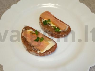 Sūdyta upėtakis su mandarinų ir rožiniu pipiru pagrindine nuotrauka