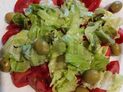 Stebuklingas salotas su pomidorais ir alyvuogėmis Žingsnis 2