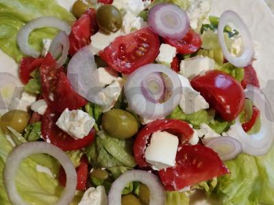 Stebuklingas salotas su pomidorais ir alyvuogėmis pagrindine nuotrauka