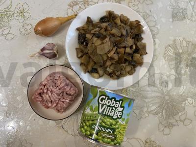 Kepti grybai su faršu ir žaliu žirneliu grietinės padaže Žingsnis 1