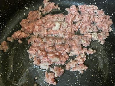 Kepti grybai su faršu ir žaliu žirneliu grietinės padaže Žingsnis 2