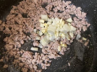 Kepti grybai su faršu ir žaliu žirneliu grietinės padaže Žingsnis 3