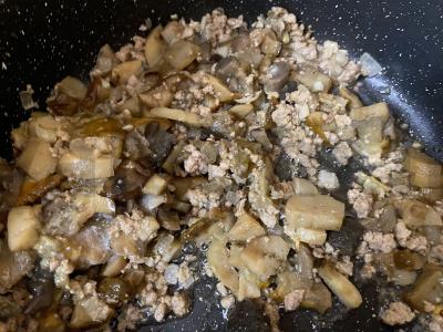 Kepti grybai su faršu ir žaliu žirneliu grietinės padaže Žingsnis 4