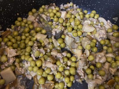 Kepti grybai su faršu ir žaliu žirneliu grietinės padaže Žingsnis 5