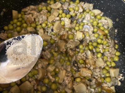 Kepti grybai su faršu ir žaliu žirneliu grietinės padaže Žingsnis 6