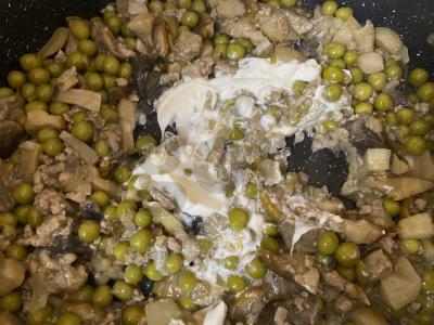 Kepti grybai su faršu ir žaliu žirneliu grietinės padaže Žingsnis 7