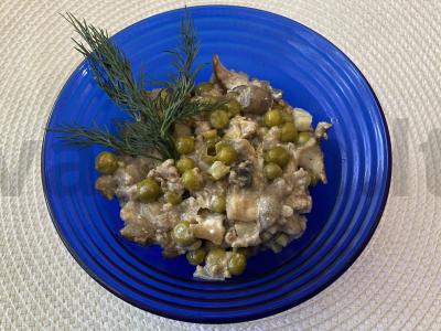 Kepti grybai su faršu ir žaliu žirneliu grietinės padaže pagrindine nuotrauka