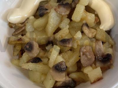 Keptas bulves ant keptuvės su pievagrybiais pagrindine nuotrauka